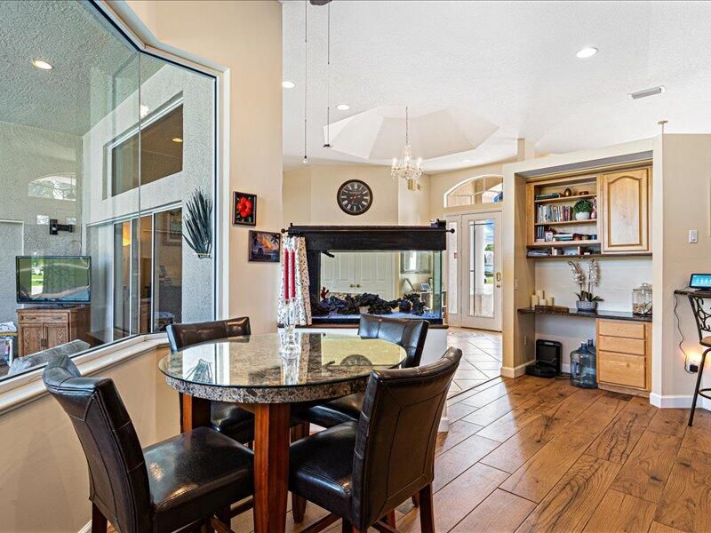 En Venta: $695,000 (3 camas, 2 baños, 2800 Pies cuadrados)