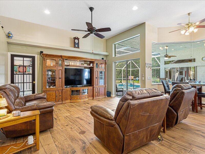 En Venta: $695,000 (3 camas, 2 baños, 2800 Pies cuadrados)