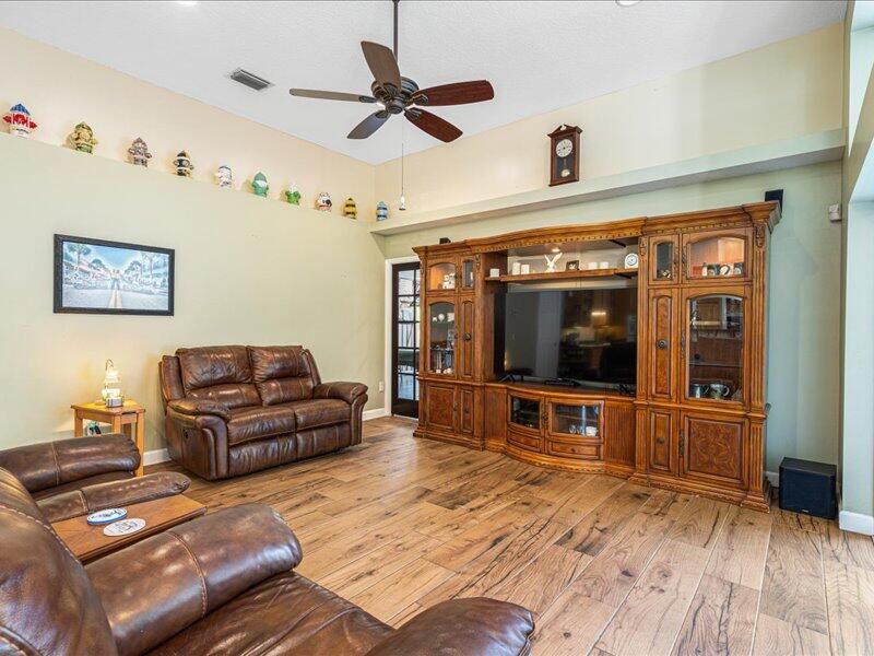 En Venta: $695,000 (3 camas, 2 baños, 2800 Pies cuadrados)