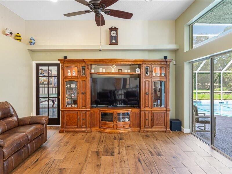 En Venta: $695,000 (3 camas, 2 baños, 2800 Pies cuadrados)