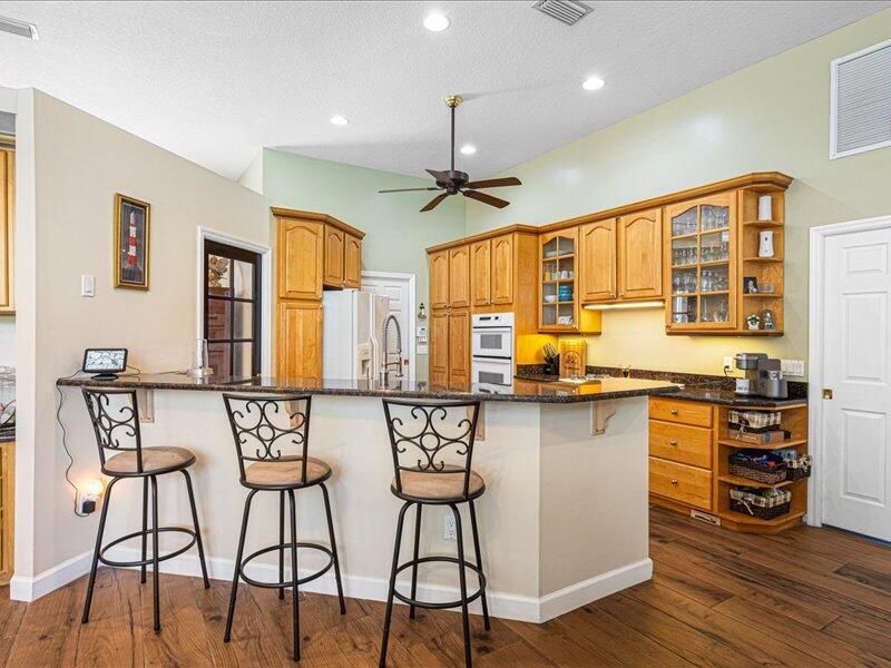 En Venta: $695,000 (3 camas, 2 baños, 2800 Pies cuadrados)