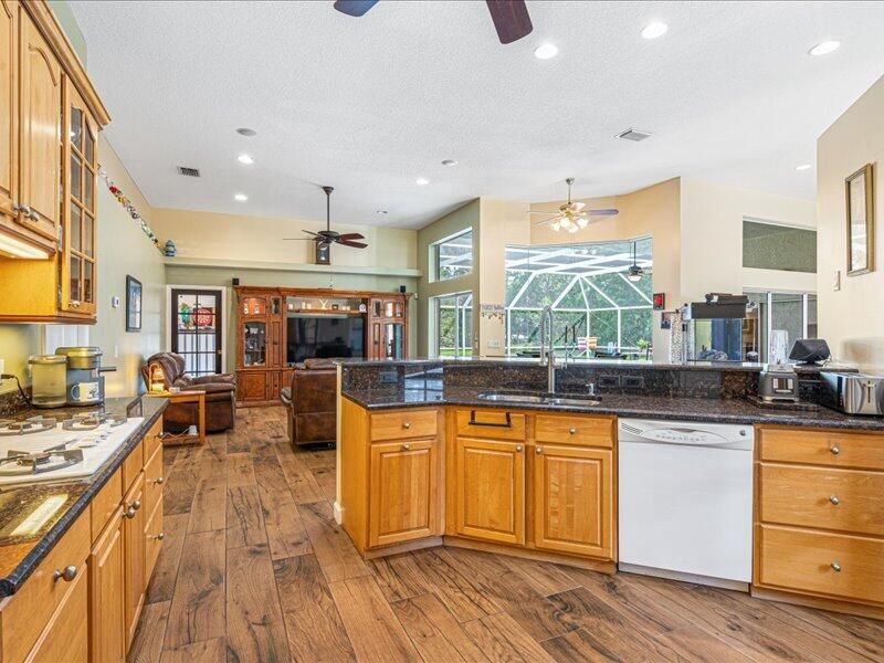 En Venta: $695,000 (3 camas, 2 baños, 2800 Pies cuadrados)