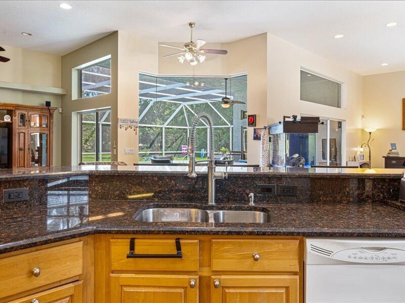 En Venta: $695,000 (3 camas, 2 baños, 2800 Pies cuadrados)