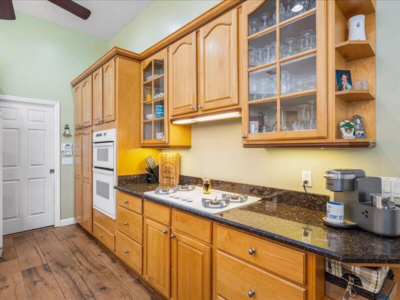 En Venta: $695,000 (3 camas, 2 baños, 2800 Pies cuadrados)