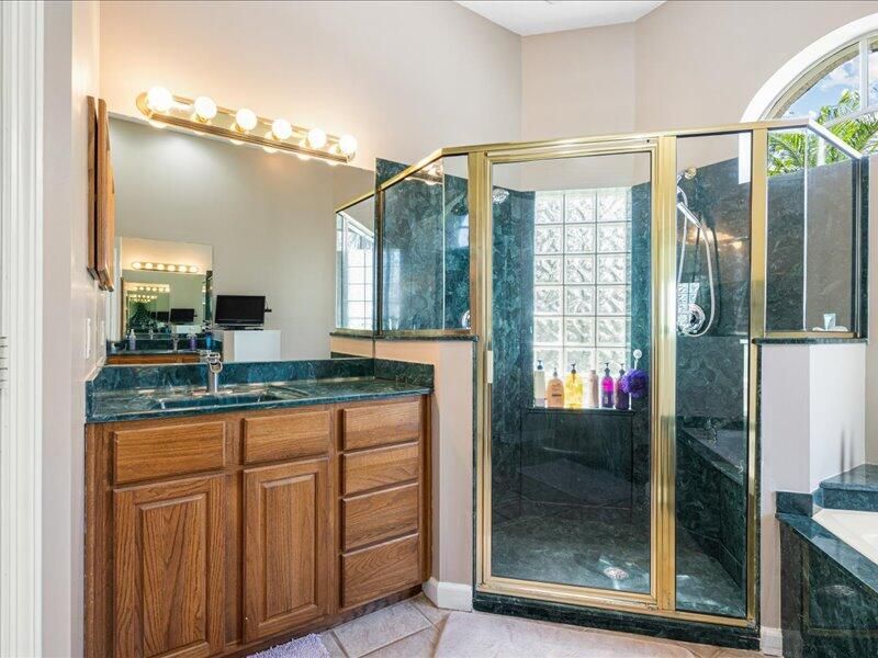 En Venta: $695,000 (3 camas, 2 baños, 2800 Pies cuadrados)