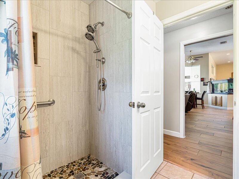 En Venta: $695,000 (3 camas, 2 baños, 2800 Pies cuadrados)