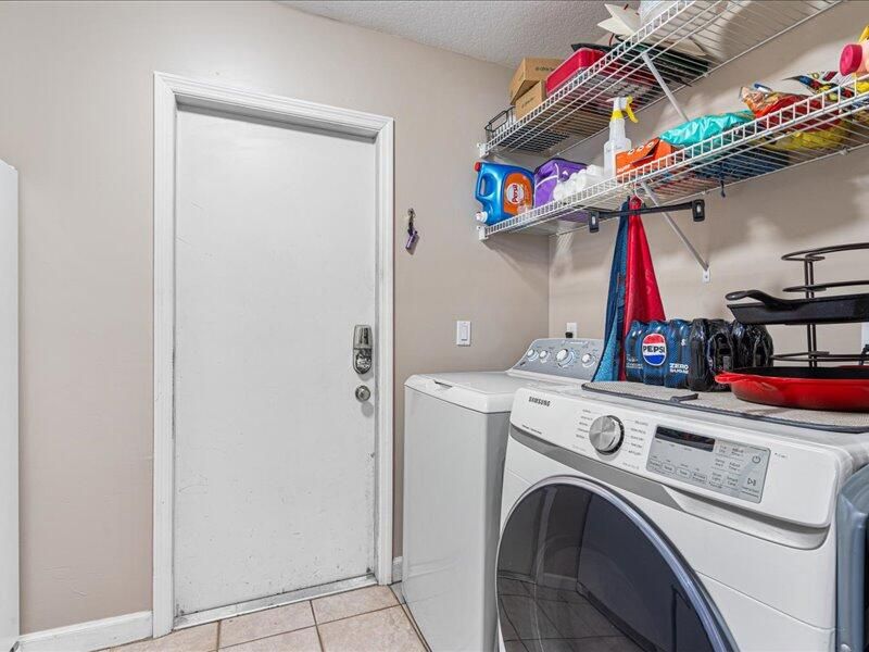 En Venta: $695,000 (3 camas, 2 baños, 2800 Pies cuadrados)