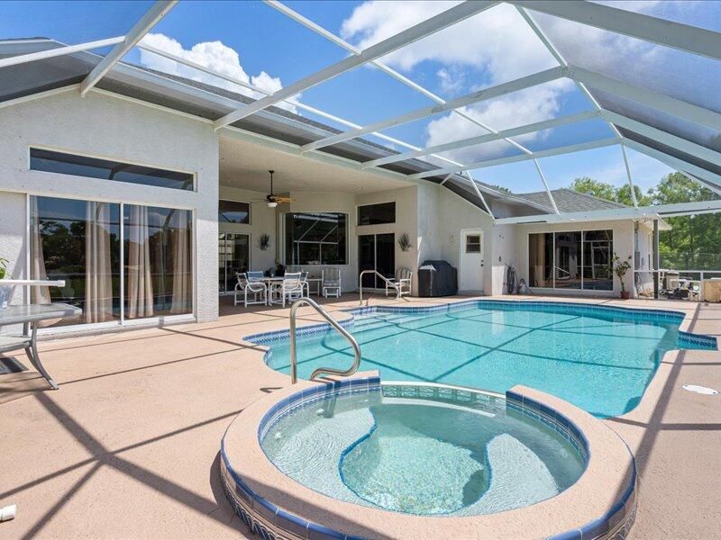 En Venta: $695,000 (3 camas, 2 baños, 2800 Pies cuadrados)