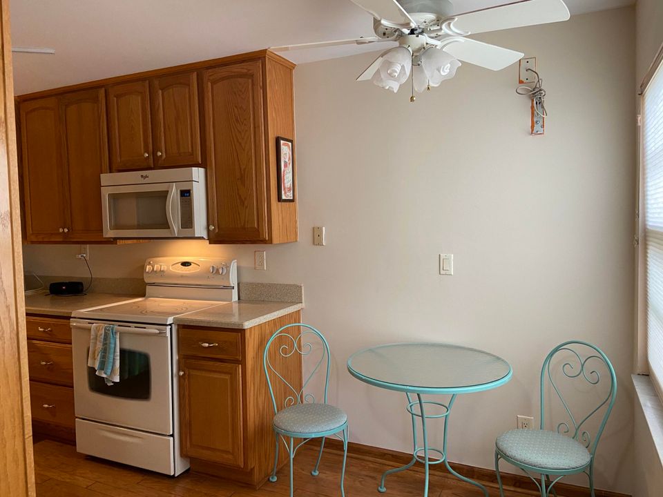 Под контрактом: $149,900 (2 спален, 2 ванн, 1078 Квадратных фут)