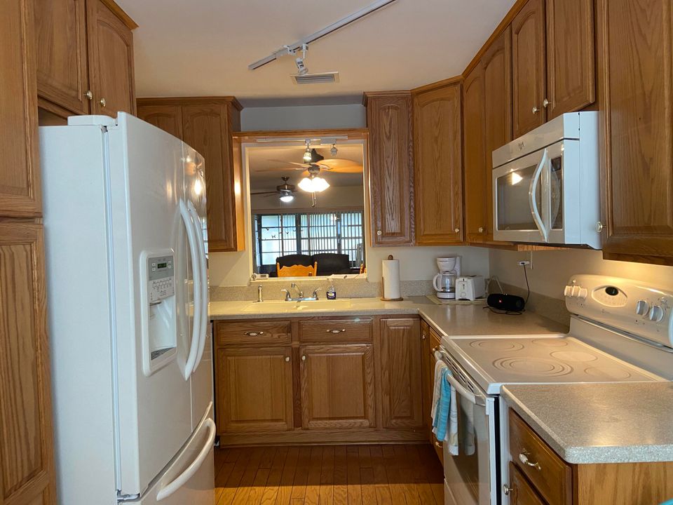 Под контрактом: $149,900 (2 спален, 2 ванн, 1078 Квадратных фут)