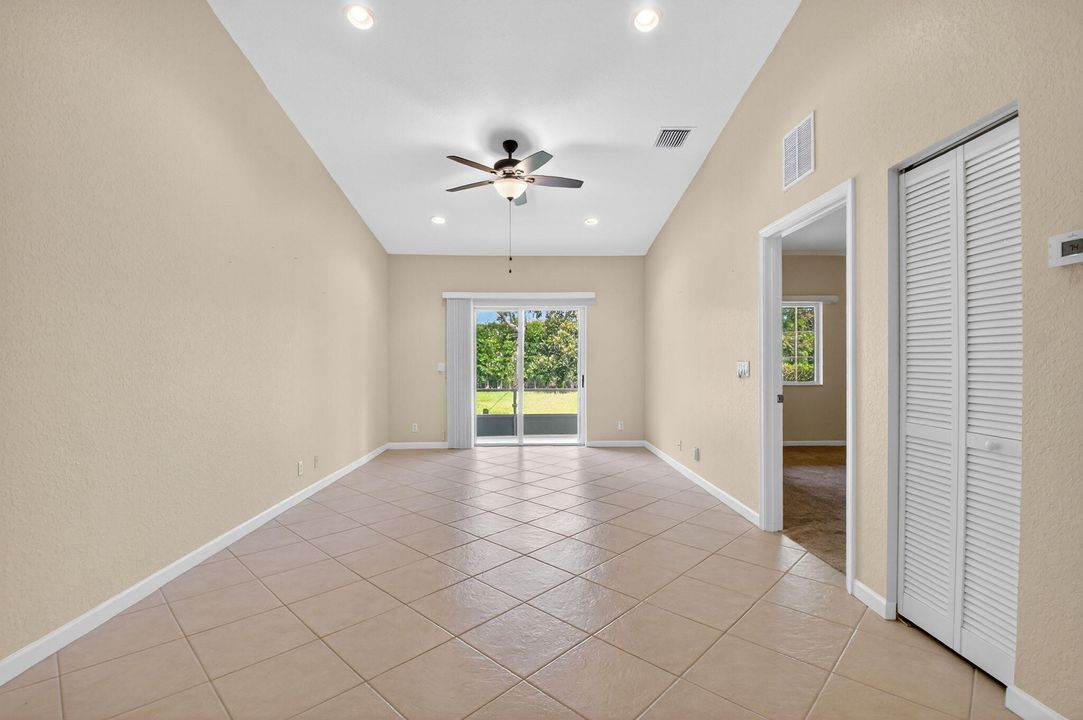 合同活跃: $300,000 (2 贝兹, 2 浴室, 1259 平方英尺)