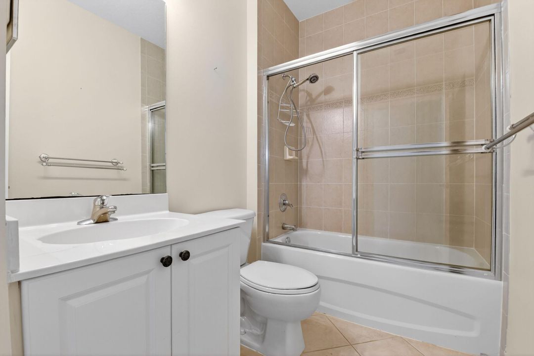 合同活跃: $300,000 (2 贝兹, 2 浴室, 1259 平方英尺)