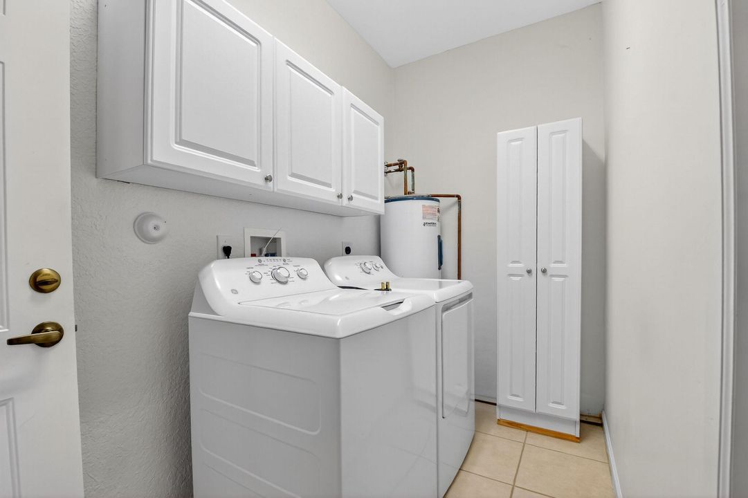 合同活跃: $300,000 (2 贝兹, 2 浴室, 1259 平方英尺)