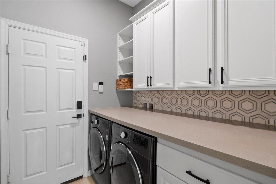 Activo con contrato: $10,000 (3 camas, 2 baños, 1915 Pies cuadrados)