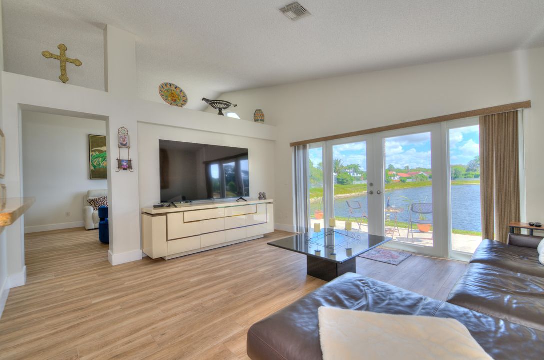 合同活跃: $634,999 (3 贝兹, 2 浴室, 1830 平方英尺)