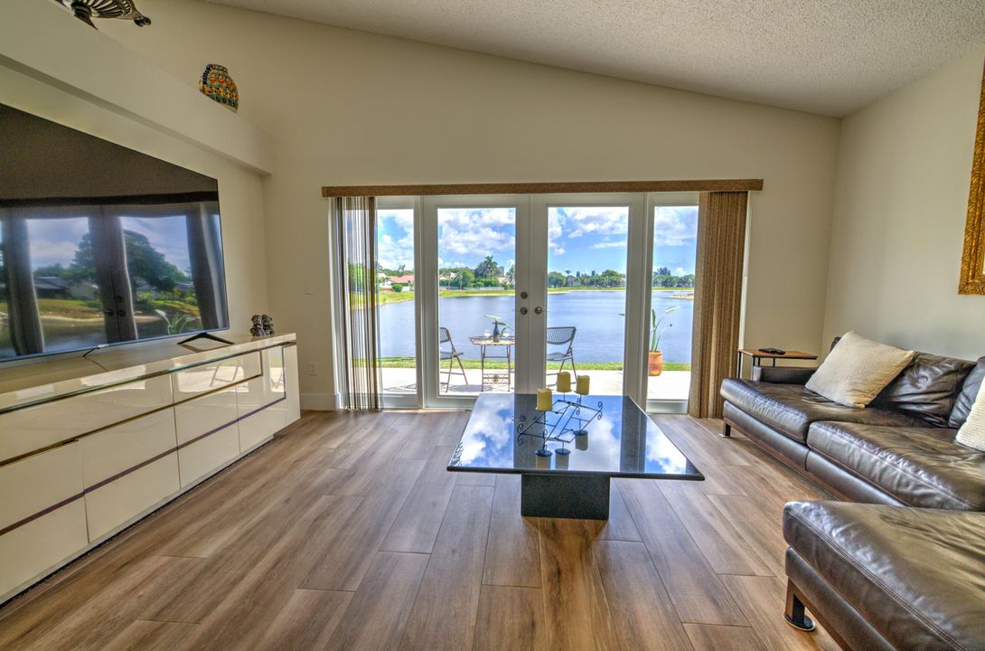 合同活跃: $634,999 (3 贝兹, 2 浴室, 1830 平方英尺)