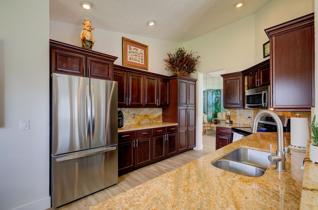 合同活跃: $634,999 (3 贝兹, 2 浴室, 1830 平方英尺)