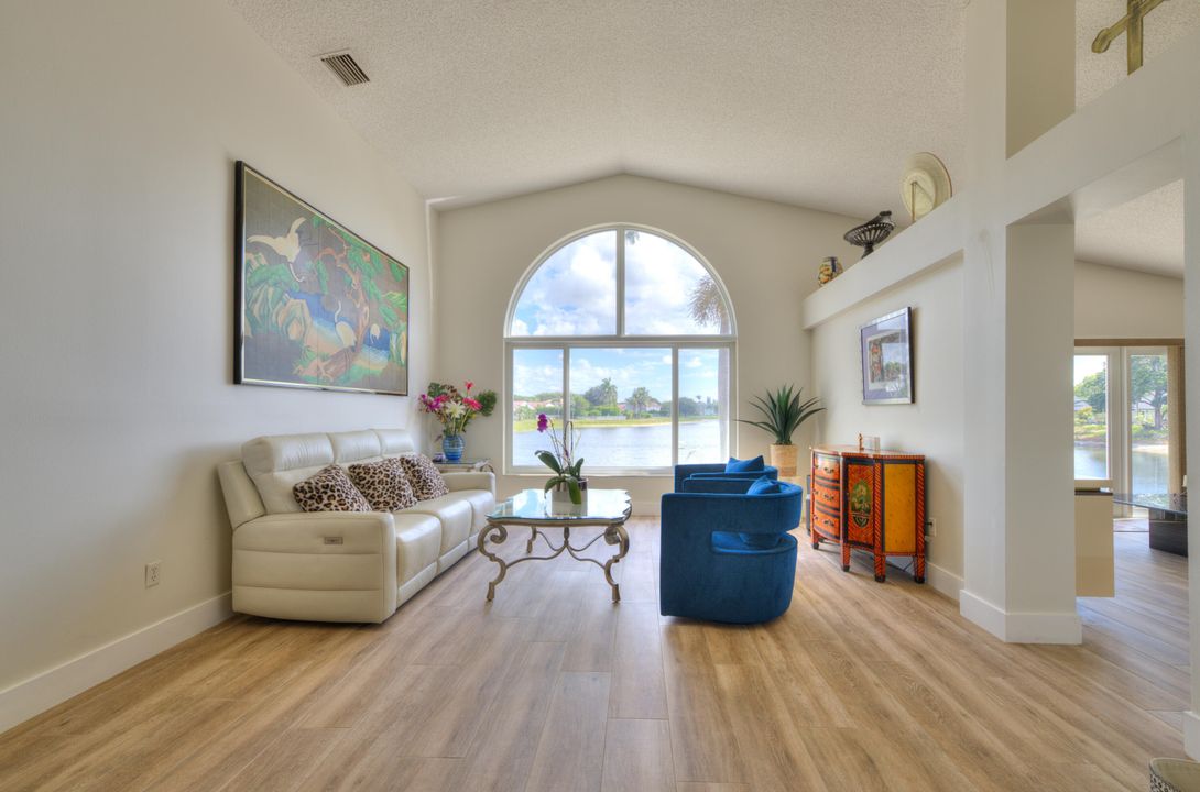 合同活跃: $634,999 (3 贝兹, 2 浴室, 1830 平方英尺)