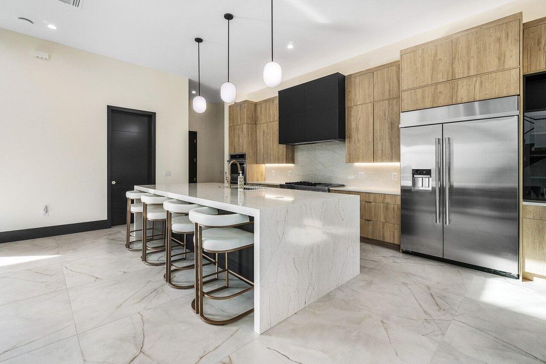 На продажу: $5,250,000 (6 спален, 5 ванн, 4706 Квадратных фут)