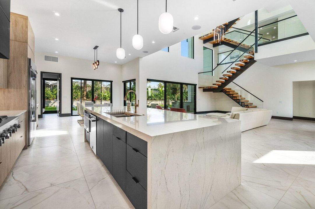 На продажу: $5,250,000 (6 спален, 5 ванн, 4706 Квадратных фут)