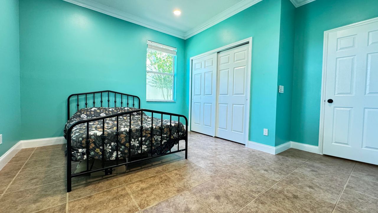 For Sale: $549,900 (5 beds, 3 baths, 3750 Square Feet)