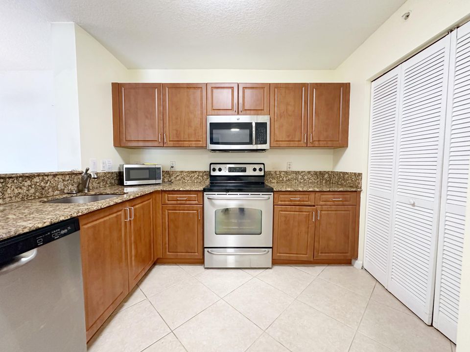 合同活跃: $309,500 (2 贝兹, 2 浴室, 1078 平方英尺)