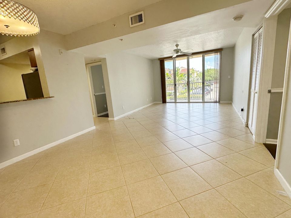 合同活跃: $309,500 (2 贝兹, 2 浴室, 1078 平方英尺)