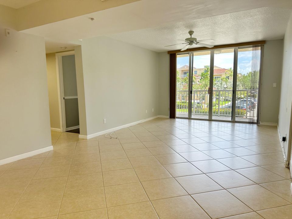 合同活跃: $309,500 (2 贝兹, 2 浴室, 1078 平方英尺)