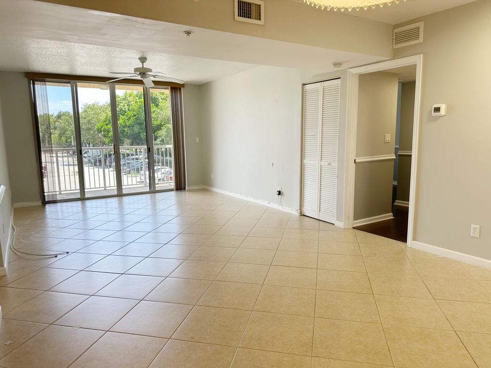 合同活跃: $309,500 (2 贝兹, 2 浴室, 1078 平方英尺)