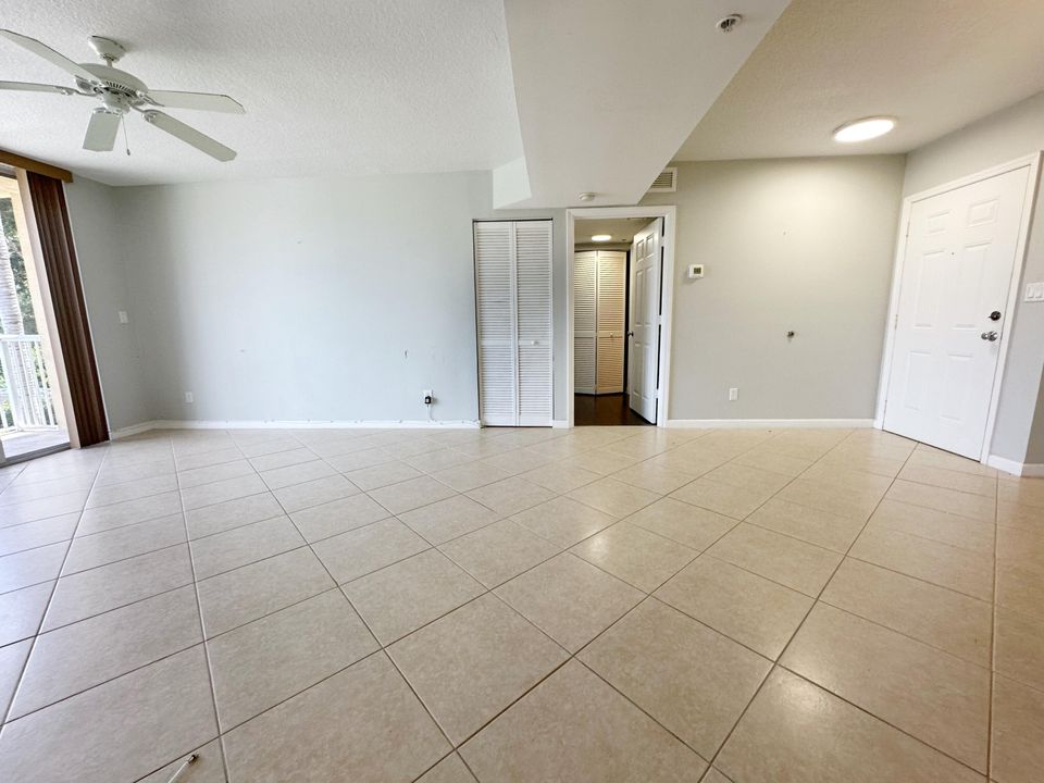 合同活跃: $309,500 (2 贝兹, 2 浴室, 1078 平方英尺)