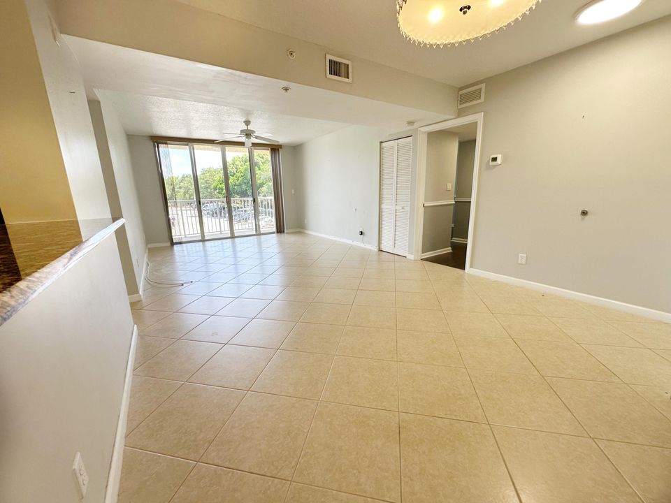 合同活跃: $309,500 (2 贝兹, 2 浴室, 1078 平方英尺)