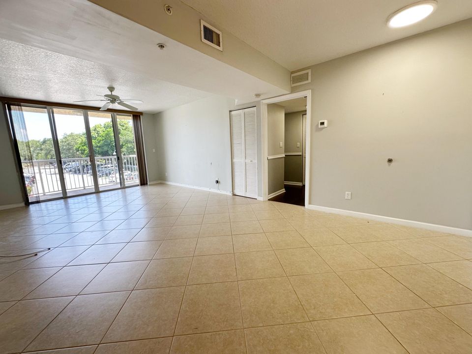 合同活跃: $309,500 (2 贝兹, 2 浴室, 1078 平方英尺)