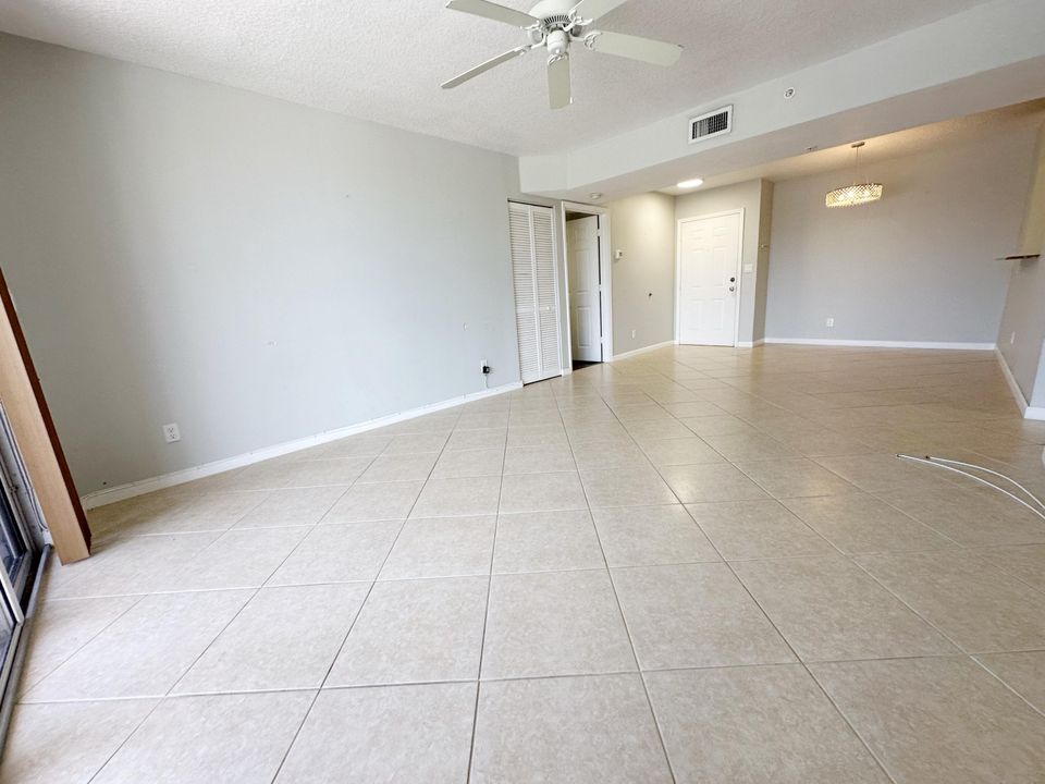 合同活跃: $309,500 (2 贝兹, 2 浴室, 1078 平方英尺)