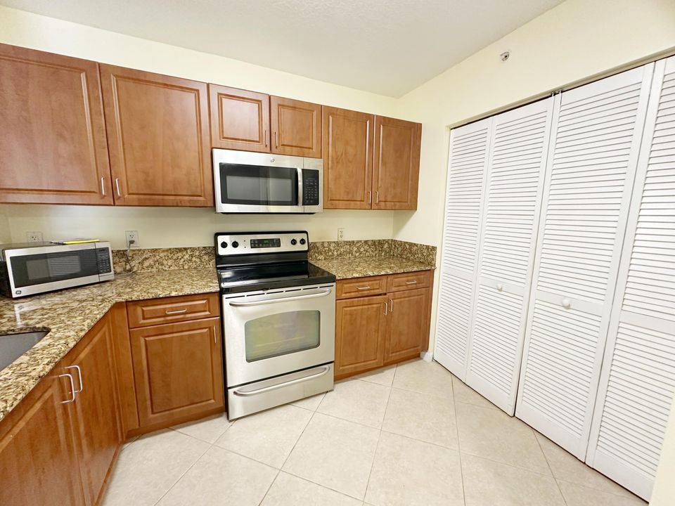 合同活跃: $309,500 (2 贝兹, 2 浴室, 1078 平方英尺)