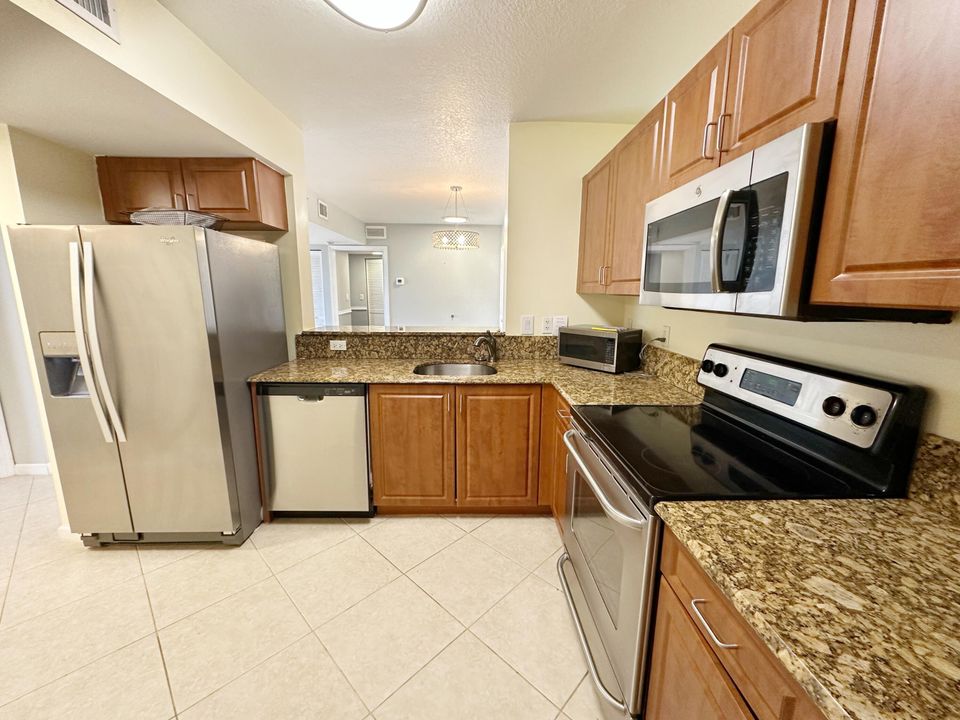 合同活跃: $309,500 (2 贝兹, 2 浴室, 1078 平方英尺)