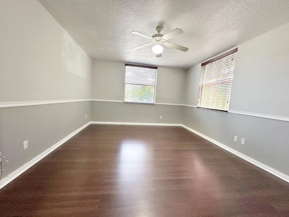 合同活跃: $309,500 (2 贝兹, 2 浴室, 1078 平方英尺)