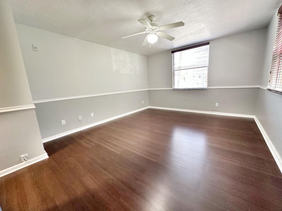 合同活跃: $309,500 (2 贝兹, 2 浴室, 1078 平方英尺)