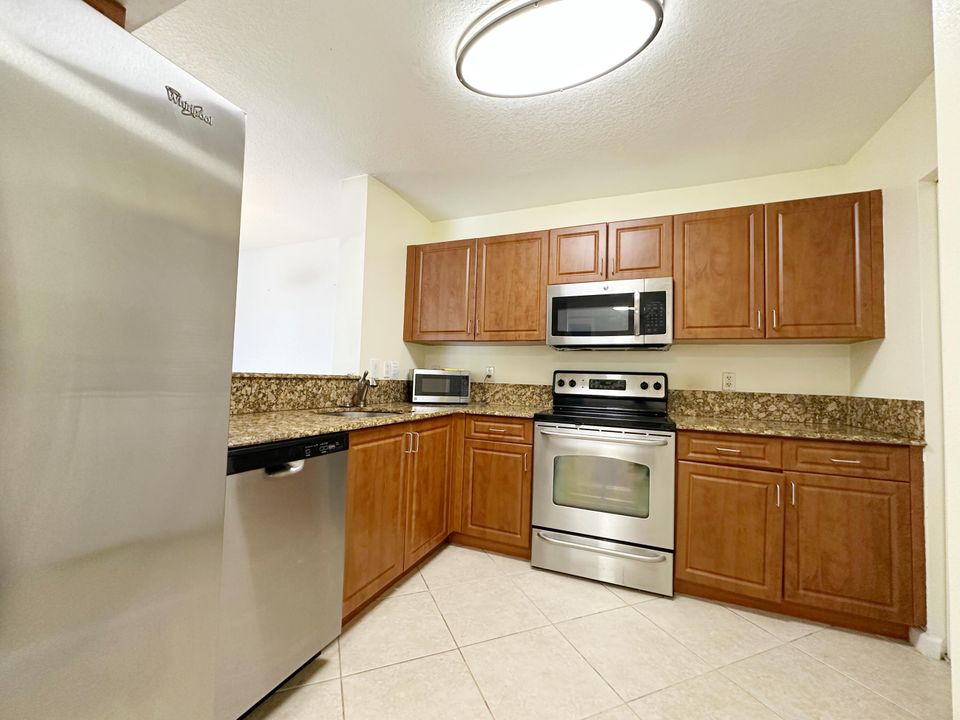 合同活跃: $309,500 (2 贝兹, 2 浴室, 1078 平方英尺)