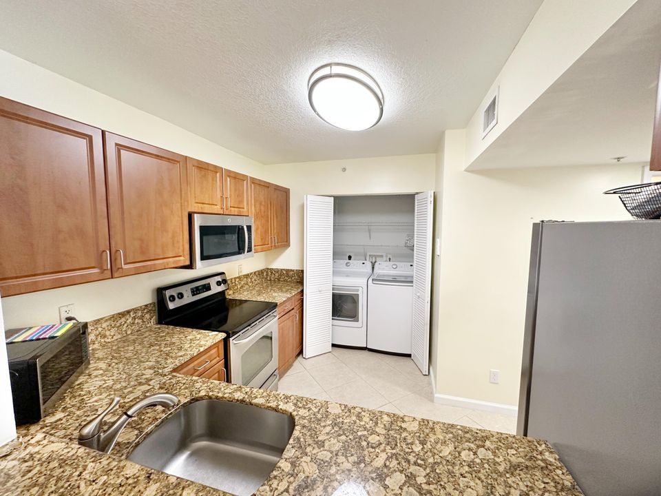 合同活跃: $309,500 (2 贝兹, 2 浴室, 1078 平方英尺)