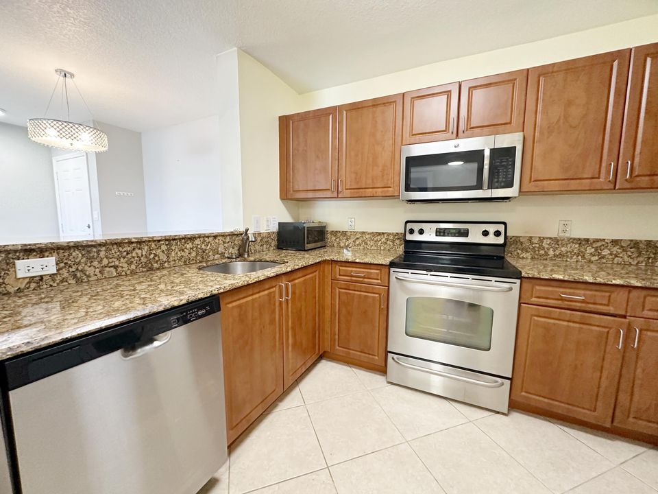 合同活跃: $309,500 (2 贝兹, 2 浴室, 1078 平方英尺)