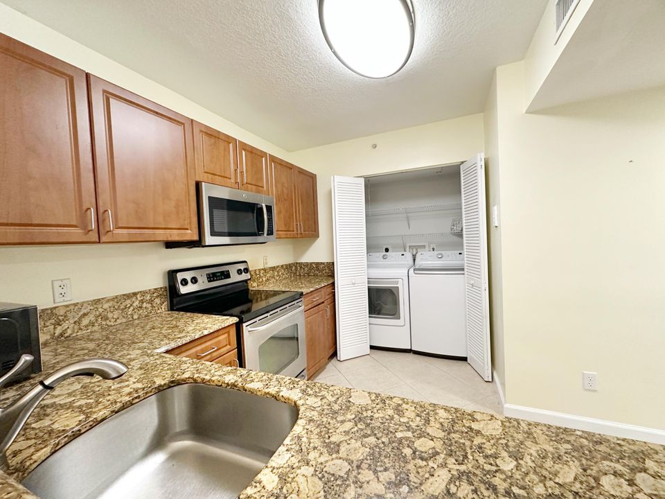 合同活跃: $309,500 (2 贝兹, 2 浴室, 1078 平方英尺)