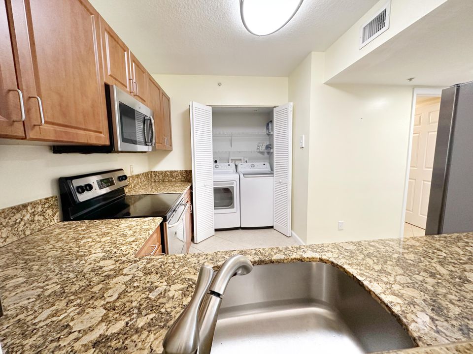 合同活跃: $309,500 (2 贝兹, 2 浴室, 1078 平方英尺)