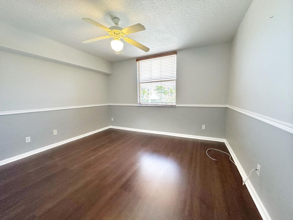 合同活跃: $309,500 (2 贝兹, 2 浴室, 1078 平方英尺)