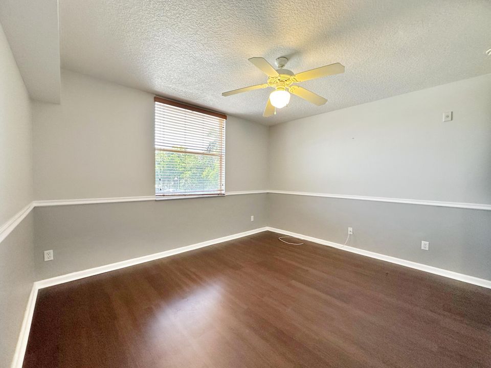 合同活跃: $309,500 (2 贝兹, 2 浴室, 1078 平方英尺)