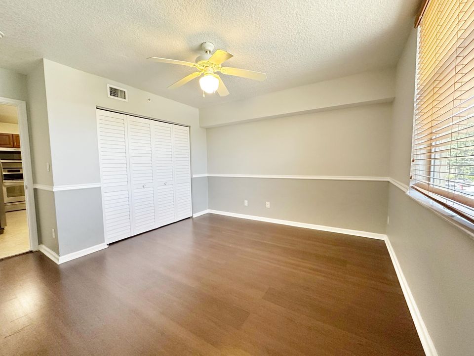 合同活跃: $309,500 (2 贝兹, 2 浴室, 1078 平方英尺)