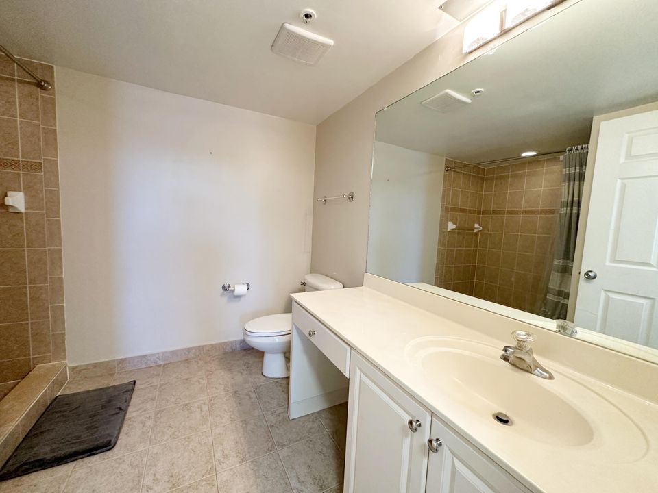 合同活跃: $309,500 (2 贝兹, 2 浴室, 1078 平方英尺)