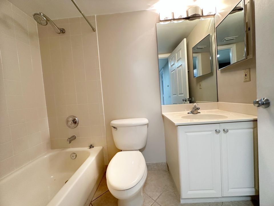 合同活跃: $309,500 (2 贝兹, 2 浴室, 1078 平方英尺)