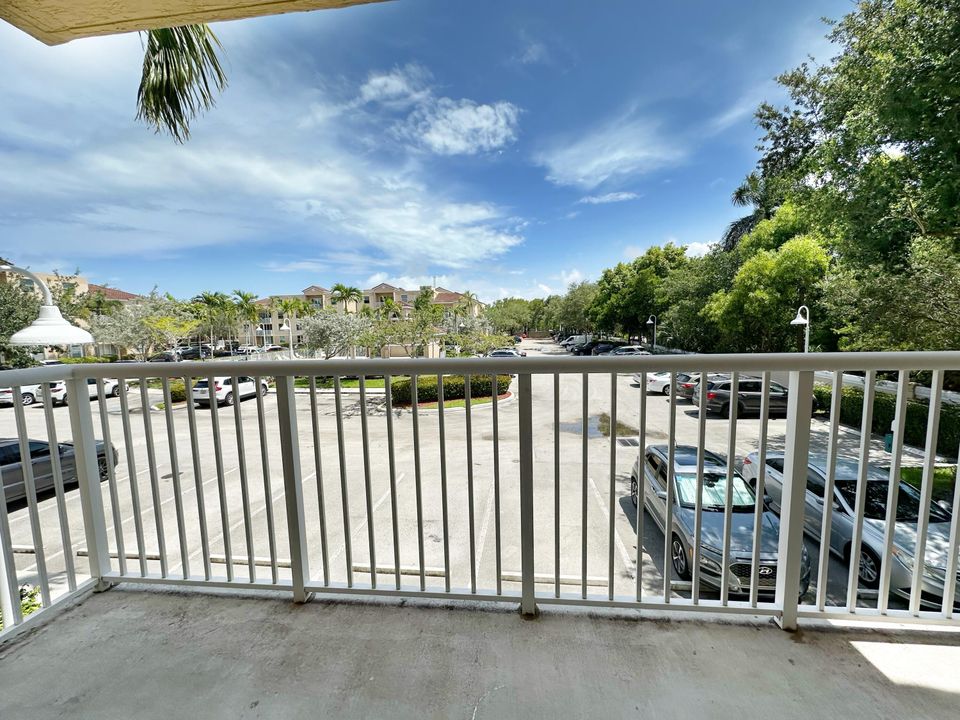 合同活跃: $309,500 (2 贝兹, 2 浴室, 1078 平方英尺)