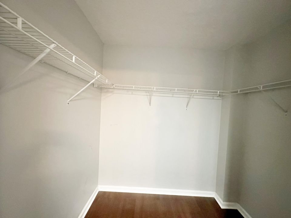 合同活跃: $309,500 (2 贝兹, 2 浴室, 1078 平方英尺)