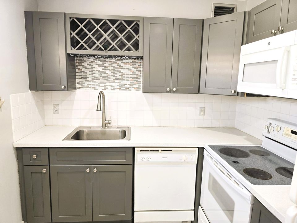 待售: $89,000 (2 贝兹, 2 浴室, 880 平方英尺)